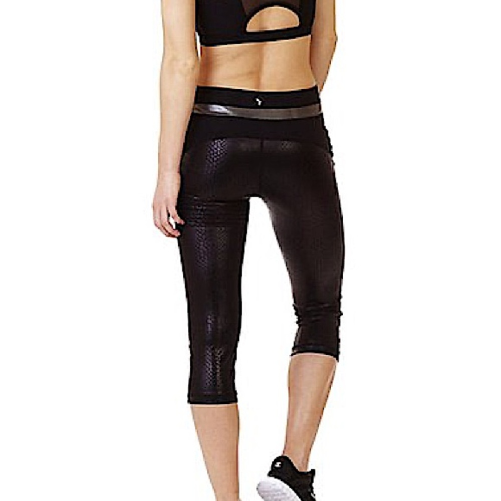 😍Ki PERFORMANCE black python & metallic snakeskin yoga spandex Capris😍